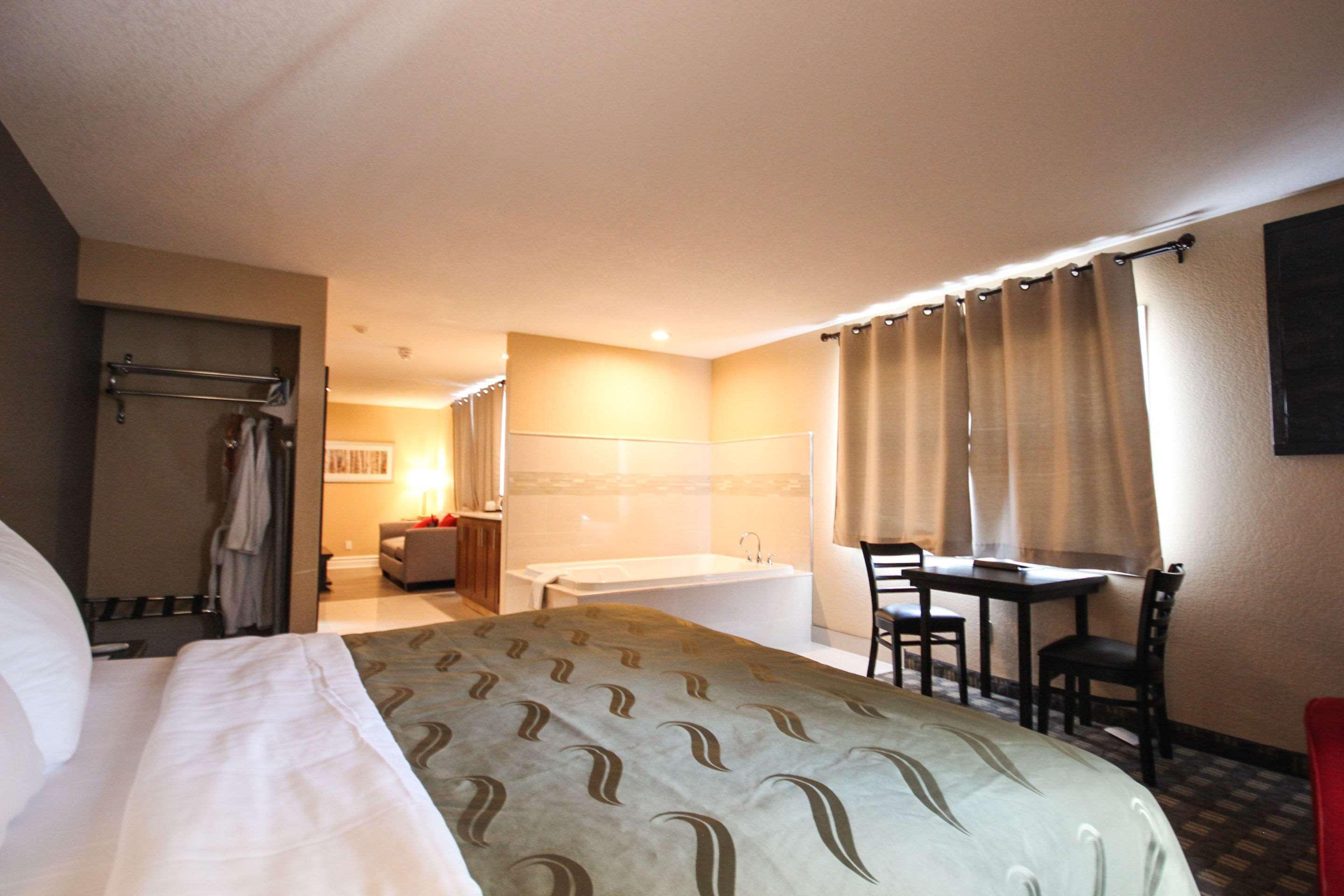 Quality Inn Bracebridge Exterior photo